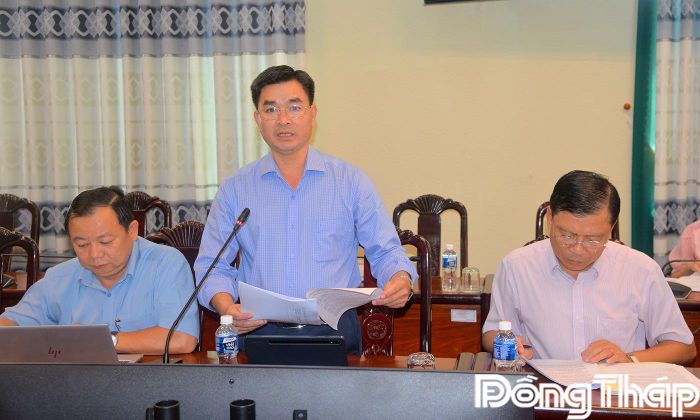 Phó Trưởng Ban Kinh tế - Ngân sách HĐND tỉnh Nguyễn Đức Toàn tóm tắt dự thảo báo cáo kết quả giám sát tại cuộc họp.