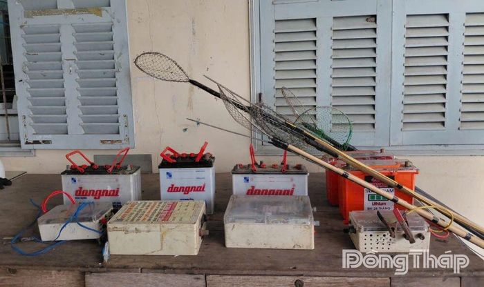 Tang vật đánh bắt thủy sản có tính hủy diệt bị Công an xã Hưng Thạnh (tỉnh Đồng Tháp) thu giữ để xử lý theo quy định của pháp luật.