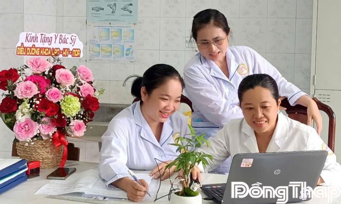 Đội ngũ y, bác sĩ và điều dưỡng Khoa Lao - HIV - Kháng thuốc đều là nữ. Dù chịu nhiều áp lực nhưng các chị vẫn nỗ lực vượt khó hoàn thành tốt nhiệm vụ chăm sóc sức khỏe Nhân dân.