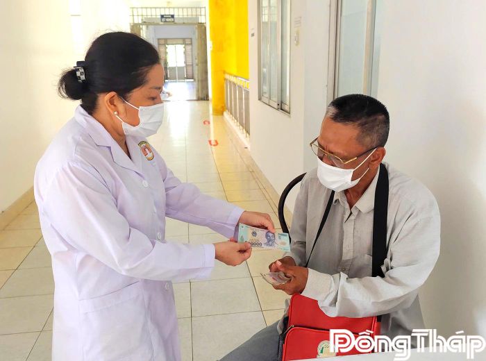 Bác sĩ Nguyễn Thi Minh Nguyệt, Phó Trưởng Khoa Lao - HIV - Kháng thuốc làm thiện nguyện giúp bệnh nhân nghèo không có người nuôi dưỡng.