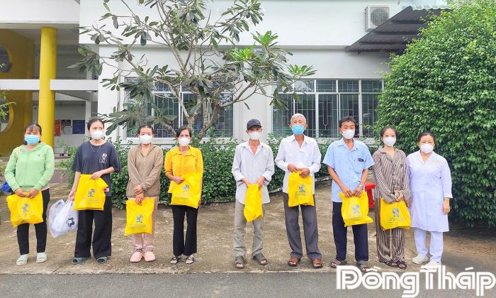Bác sĩ Nguyễn Thi Minh Nguyệt, Phó Trưởng Khoa Lao - HIV - Kháng thuốc trao quà cho bệnh nhân lao kháng thuốc đi tái khám tại Bệnh viện Lao và Bệnh Phổi Tiền Giang.