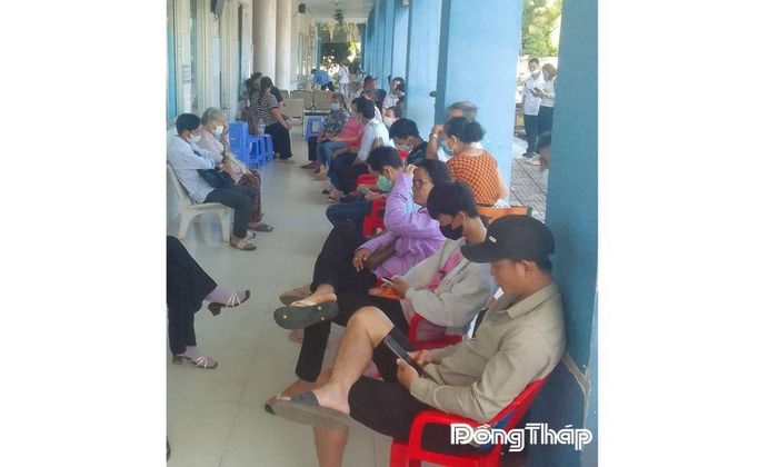 Những người bệnh và người nhà ngồi chờ tại Bệnh viện Tâm thần Tiền Giang. Bên cạnh quá trình điều trị, sự quan tâm và thấu hiểu cũng là điều cần thiết đối với người bệnh.
