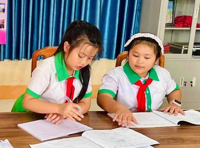  Trường Tiểu học Trưng Vương (xã Bàu Cạn) đã hoàn tất việc khởi tạo học bạ số thay thế cho học bạ giấy cho học sinh toàn trường. Ảnh: T.D 