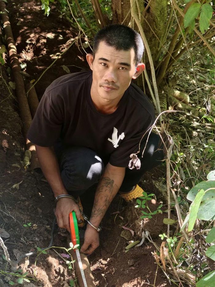  Đối tượng Lâm đã đào đất để trộm cắp dây điện ngầm. Ảnh: Duy Hải 