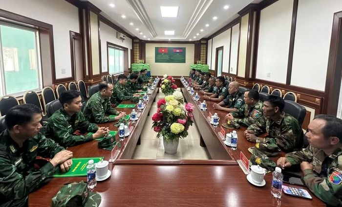  Đồn Biên phòng cửa khẩu quốc tế Lệ Thanh hội đàm với lực lượng chức năng phía Campuchia. Ảnh: Nguyễn Tú 