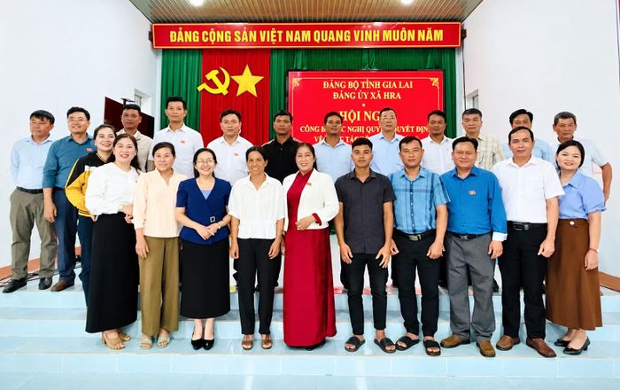  Lễ công bố các nghị quyết, quyết định về việc sáp nhập làng Đê Kôn và làng Kdung (cũ) thành làng Kdung. Ảnh: Minh Hà 