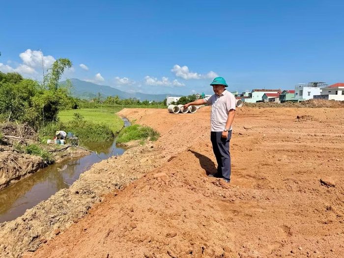  Đơn vị thi công nạo vét mương thoát nước chạy dọc dự án Khu tái định cư Thượng Giang 2 để chống ngập ruộng đồng và khu dân cư. Ảnh: Nguyễn Chơn 
