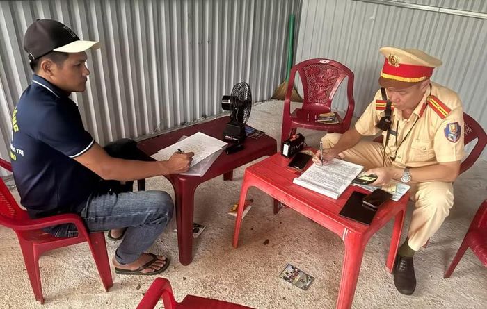  Tổ công tác lập biên bản vi phạm hành chính đối với tài xế B.T.B. Ảnh: Thu Hà 
