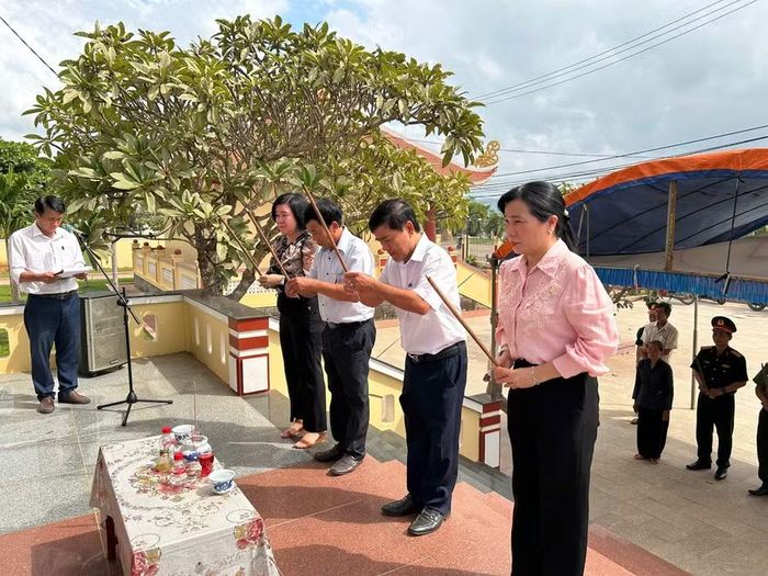  Lãnh đạo phường An Nhơn thắp hương tưởng niệm liệt sĩ Nguyễn Văn Đức. Ảnh: Hồng Phúc 