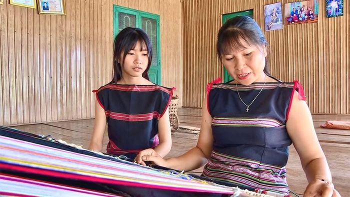  Em Rơ Châm Khuynh học dệt thổ cẩm với mong muốn giữ gìn văn hóa truyền thống của dân tộc. Ảnh: Minh Chí 