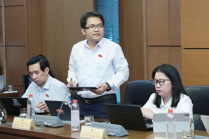 Về trách nhiệm quản lý nhà nước tại Điều 40, ĐB Trường Trung Tuyến cho rằng dự thảo cần quy định rõ hơn trách nhiệm của UBND cấp xã. Ảnh: Đoàn ĐBQH tỉnh Gia Lai 