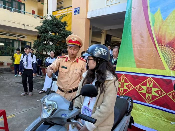  Các em học sinh được hướng dẫn kỹ năng lái xe an toàn. Ảnh: Duy Hải 