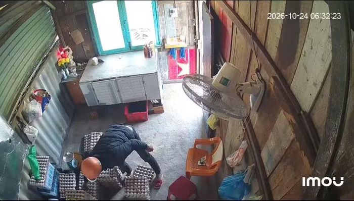 Clip người dân ghi lại cảnh đối tượng trộm trứng ở tiệm tạp hóa. Ảnh chụp màn hình