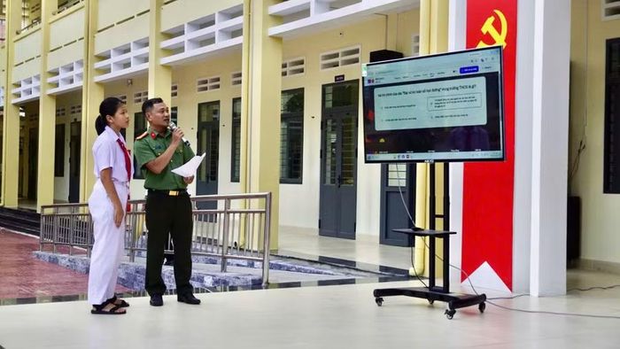 Học sinh Trường THCS Lê Hồng Phong (phường Quy Nhơn) nêu cách ứng phó với các nguy cơ bắt nạt, dụ dỗ, đe dọa, xâm hại trên không gian mạng tại buổi triển khai chiến dịch “Không một mình” năm 2026. Ảnh: Kiều Anh