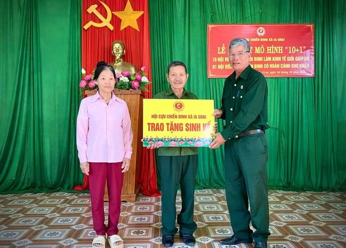 Đại diện Hội Cựu chiến binh xã Ia Grai trao tặng gia đình cựu chiến binh Nguyễn Quang Đỉnh sinh kế trị giá 3 triệu đồng để mua heo giống. Ảnh: Bạch Phương Lộc