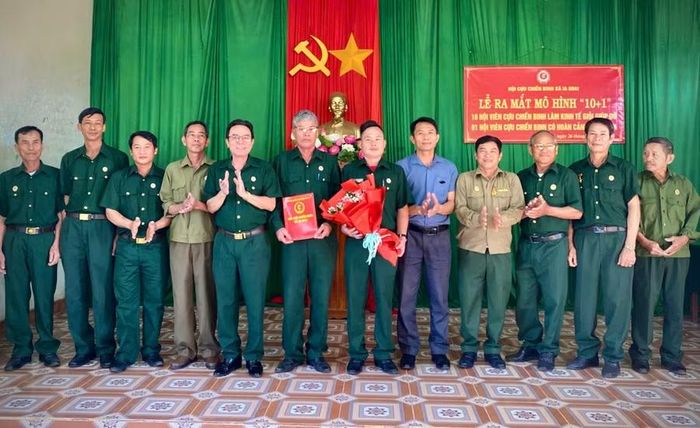 Ra mắt mô hình “10+1” tại Chi hội Cựu chiến binh làng Ia Bă. Ảnh: Bạch Phương Lộc