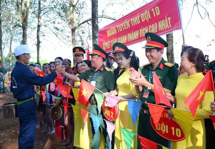 Đông đảo cán bộ, người lao động và nhân dân trên địa bàn đến theo dõi, cổ vũ hội thi. Ảnh: R.Piên