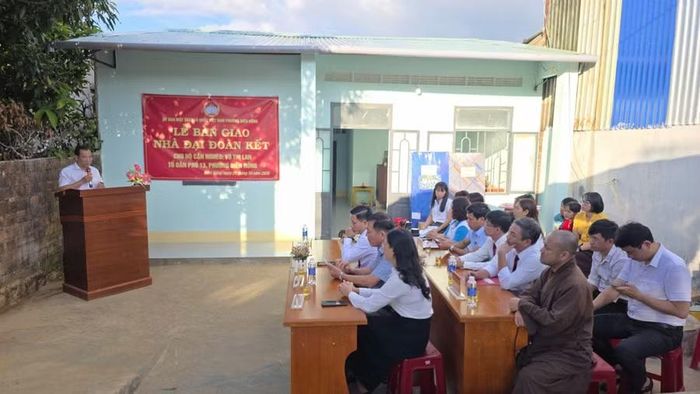 Quang cảnh lễ bàn giao nhà "Đại đoàn kết". Ảnh: Bá Bính