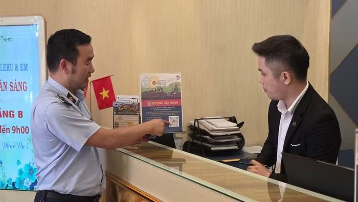 Lực lượng QLTT hướng dẫn cơ sở kinh doanh thực hiện đúng quy định trong hoạt động kinh doanh. Ảnh: Bá Bính
