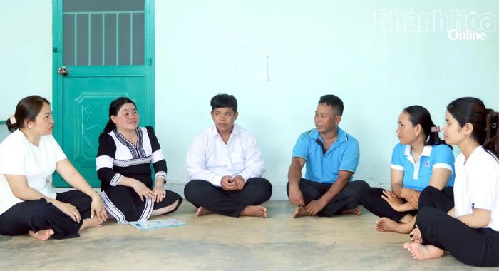 Bà Chamaléa Thị Khém (thứ 2 từ trái sang) cùng cán bộ hội thăm hỏi tình hình của em Chamaléa Nhang sau khi trở lại trường học.