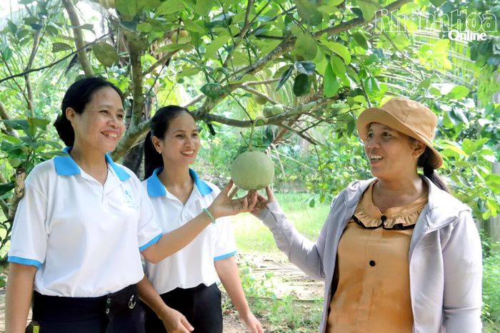 Cán bộ Hội Liên hiệp Phụ nữ xã Nam Khánh Vĩnh hỏi thăm tình hình sản xuất của gia đình bà Cao Thị La (bìa phải).
