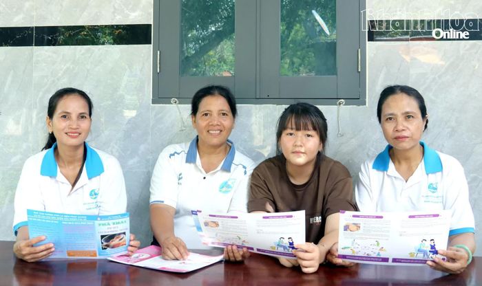 Bà Cao Thị La (thứ 2 từ trái sang) cùng cán bộ hội tuyên truyền về phòng, chống tảo hôn cho trẻ em gái.