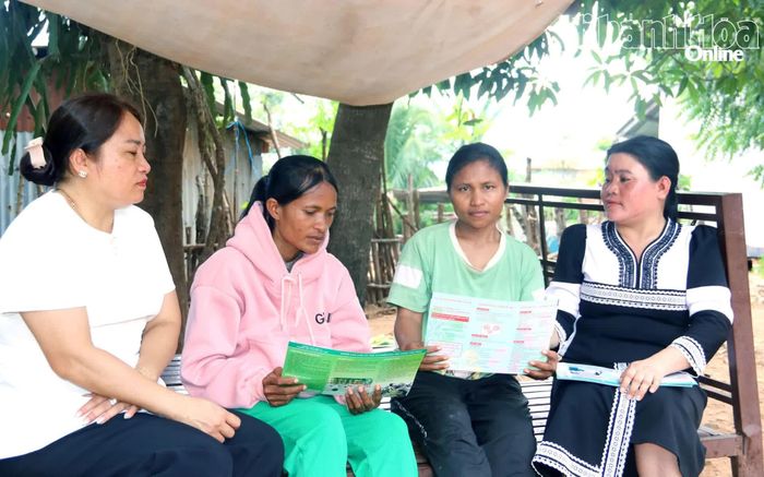 Bà Chamaléa Thị Khém (bìa phải) cùng cán bộ hội đến nhà tuyên truyền cho người dân.