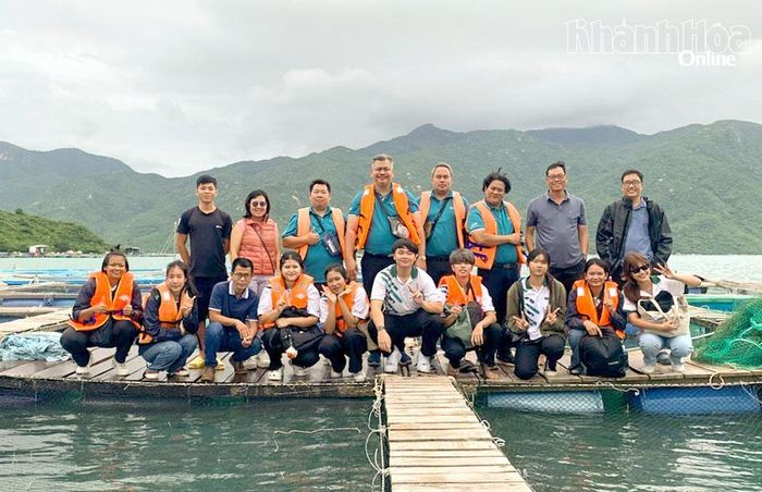 PGS.TS Ngô Văn Mạnh hướng dẫn sinh viên Thái Lan ra tham quan mô hình nuôi cá thương phẩm và cá bố mẹ trong lồng trên biển tại Khánh Hòa.