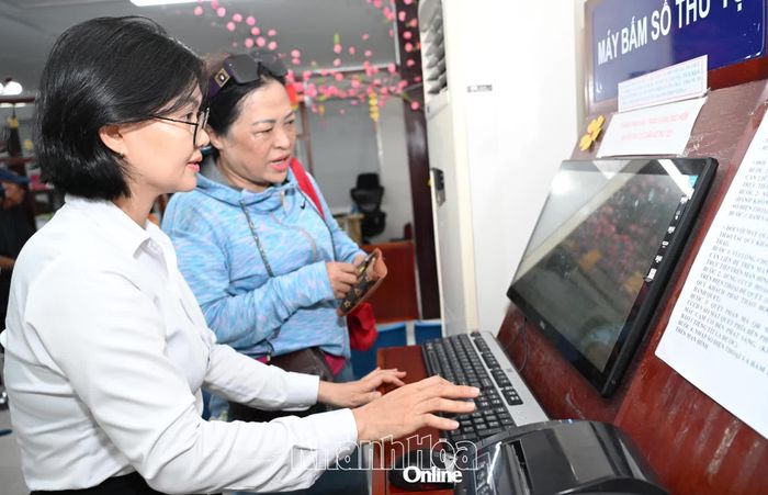Thành viên đoàn kiểm tra công tác cải cách hành chính tỉnh (bìa trái) kiểm tra việc bố trí thiết bị phục vụ người dân tại phường Nha Trang.