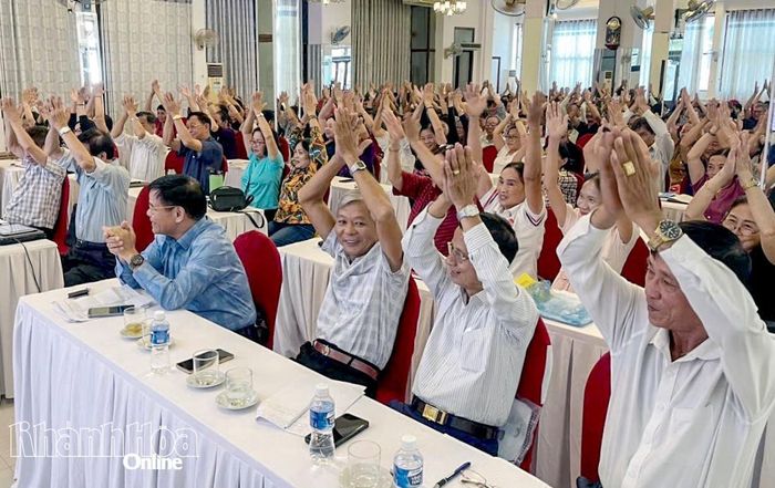 Một hoạt động tập vỗ tay tại hội thảo chuyên đề “Chăm sóc sức khỏe người cao tuổi tại cộng đồng, thích ứng với già hóa dân số” tại phường Phan Rang.