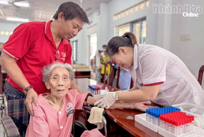 Cán bộ y tế Trung tâm Huyết học - Truyền máu Khánh Hòa lấy mẫu máu sàng lọc sức khỏe cho người cao tuổi.