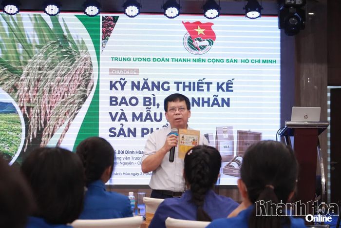 Báo cáo viên trình bày chuyên đề tại hội nghị.