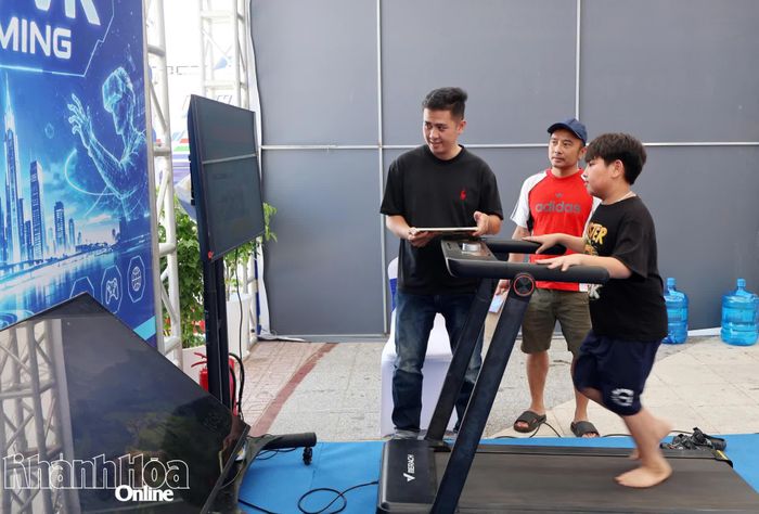 Trẻ em hào hứng trải nghiệm chạy thực tế ảo tại ngày hội.