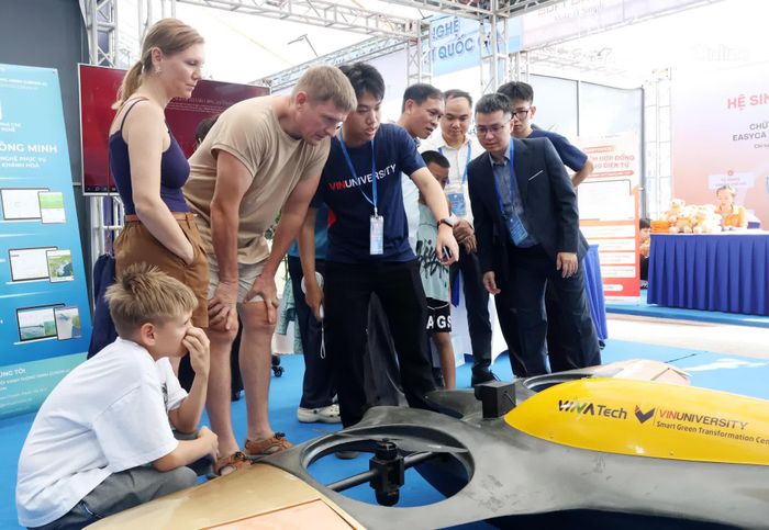 Khách tham quan tìm hiểu máy bay không người lái ứng dụng trong nuôi biển và bảo tồn biển tại ngày hội.