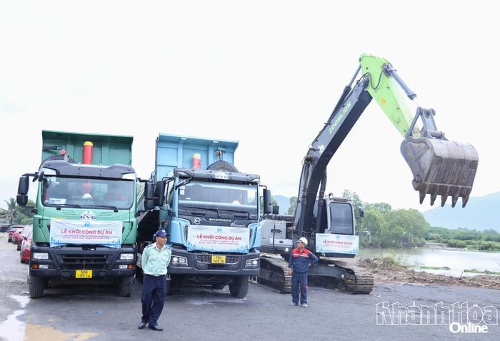 Máy móc được huy động để thi công ngay sau lễ khởi công.