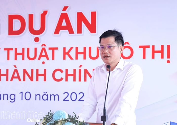 Lãnh đạo Ban Quản lý Dự án Phát triển tỉnh phát biểu tại lễ khởi công.