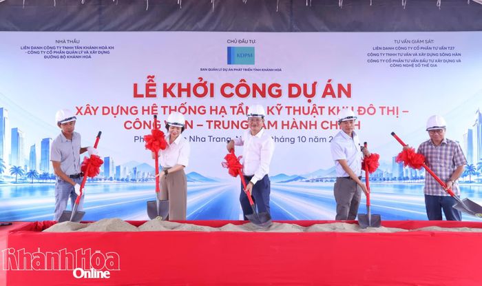 Các đại biểu thực hiện nghi thức khởi công dự án.