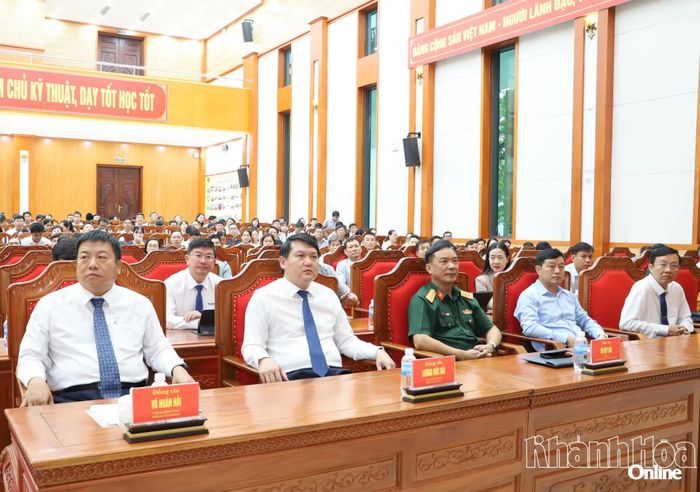 Các đồng chí: Võ Hoàn Hải - Ủy viên Ban Thường vụ Tỉnh ủy, Trưởng Ban Tuyên giáo Tỉnh ủy; Lương Đức Hải - Ủy viên Ban Thường vụ Tỉnh ủy, Trưởng Ban Tổ chức Tỉnh ủy và các đại biểu tham dự buổi lễ.