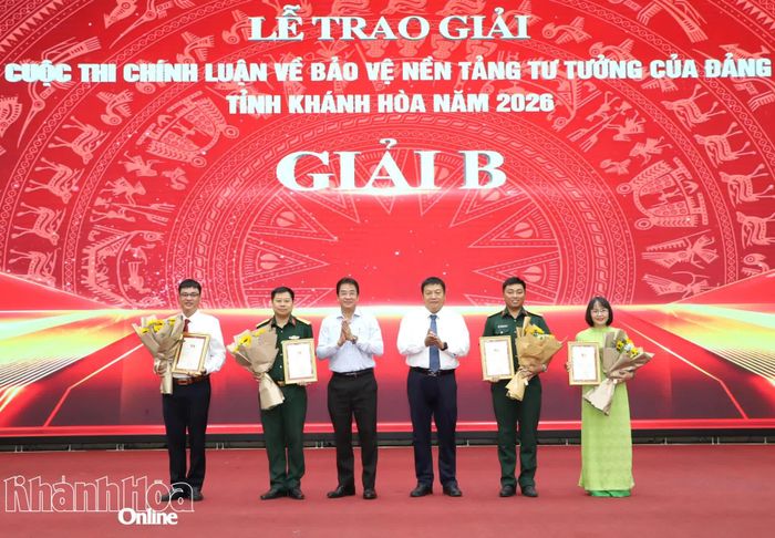 Các đồng chí: Võ Hoàn Hải, Nguyễn Long Biên trao 4 giải B cho các tác giả, nhóm tác giả.