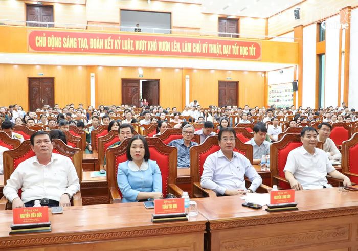 Các đồng chí: Nguyễn Tiến Đức - Ủy viên Ban Thường vụ Tỉnh ủy, Chủ nhiệm Ủy ban Kiểm tra Tỉnh ủy; Nguyễn Long Biên - Ủy viên Ban Thường vụ Tỉnh ủy, Phó Chủ tịch Thường trực UBND tỉnh; Trần Thu Mai - Ủy viên Ban Thường vụ Tỉnh ủy, Phó Chủ tịch Thường trực Ủy ban MTTQ Việt Nam tỉnh và các đại biểu tham dự buổi lễ.