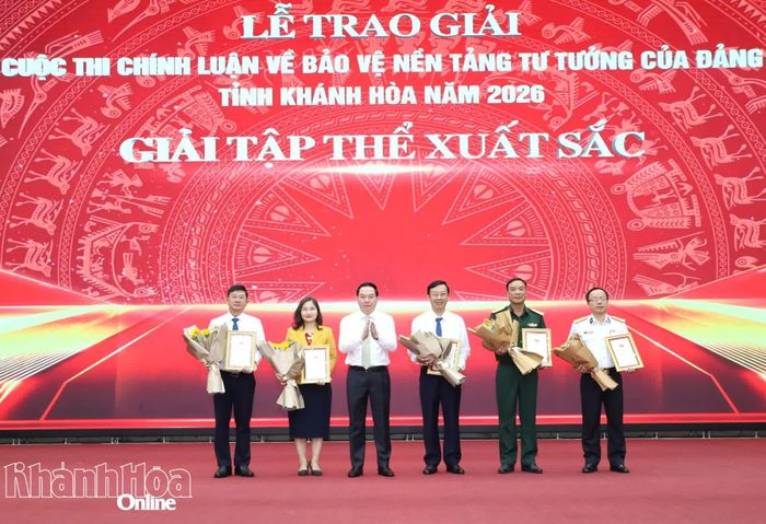 Đồng chí Hồ Xuân Trường khen thưởng 5 tập thể xuất sắc trong triển khai Cuộc thi chính luận về bảo vệ nền tảng tư tưởng của Đảng tỉnh Khánh Hòa năm 2026.
