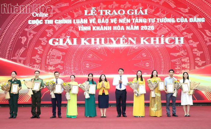 Đồng chí Lương Đức Hải trao 9 giải khuyến khích cho các tác giả, nhóm tác giả.