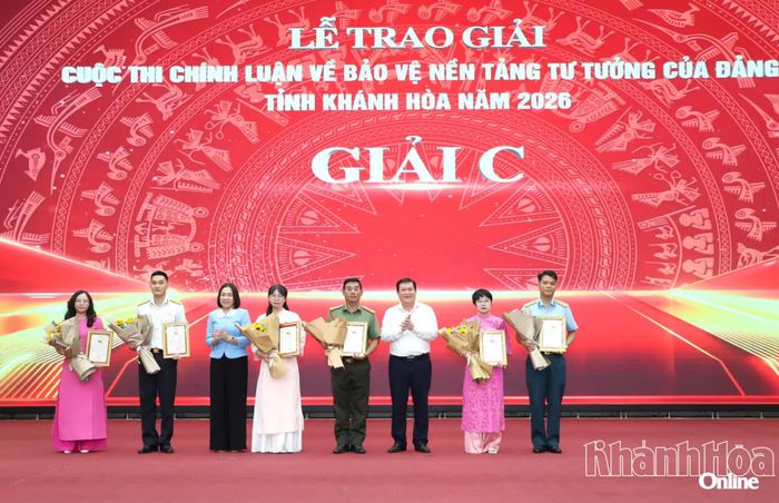 Các đồng chí: Nguyễn Tiến Đức, Trần Thu Mai trao 6 giải C cho các tác giả, nhóm tác giả.