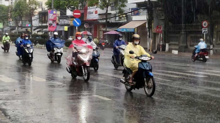 Khu vực phường Tây Nha Trang xuất hiện mưa dông vào sáng 27-10.