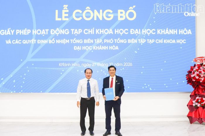 Lãnh đạo Sở Văn hóa, Thể thao và Du lịch trao giấy phép hoạt động Tạp chí Khoa học Đại học Khánh Hòa.