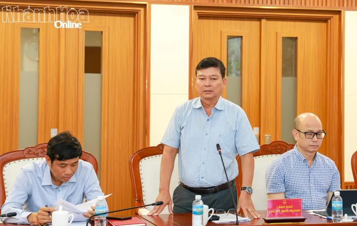 Lãnh đạo Ban Văn hóa - Xã hội HĐND tỉnh phát biểu tại cuộc họp.