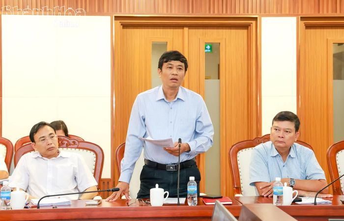 Lãnh đạo Ban Kinh tế - Ngân sách HĐND tỉnh phát biểu tại cuộc họp.