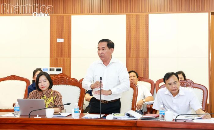 Lãnh đạo Sở Dân tộc và Tôn giáo phát biểu ý kiến tại cuộc họp.