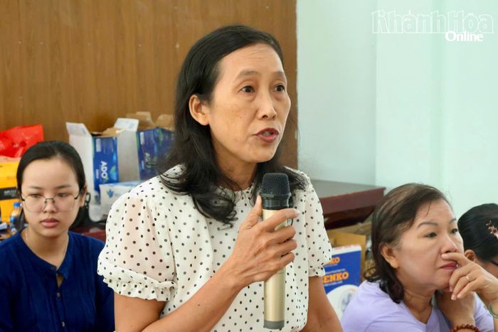 Người dân nêu ý kiến, kiến nghị tại hội nghị.