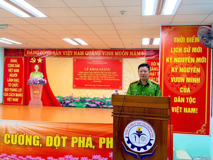 Đại tá Lê Quang Dũng phát biểu tại lễ khai giảng.